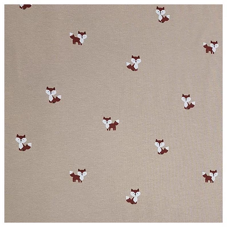 Pu&ograve; includere: Tessuto beige con un motivo ripetuto di volpi marroni. Le volpi sono rivolte a destra e hanno accenti bianchi sulle orecchie e sulle code.