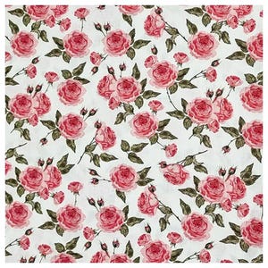 Könnte beinhalten: Ein weißer Stoff mit einem sich wiederholenden Muster aus rosa Rosen und grünen Blättern. Die Rosen sind in verschiedenen Größen und im vollen Blütenstand, mit einigen Knospen. Ein klassisches Blumenmuster.