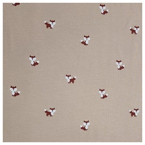 Pu&ograve; includere: Tessuto beige con un motivo ripetuto di volpi marroni con accenti bianchi.