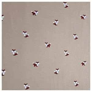Pu&ograve; includere: Tessuto beige con un motivo ripetitivo di volpi marroni. Le volpi sono rivolte a destra e hanno accenti bianchi sulle loro code e orecchie.