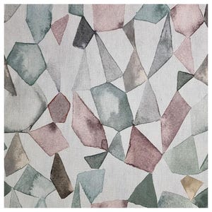 Könnte beinhalten: Abstrakter geometrischer Musterstoff mit weißem Hintergrund und aquarellartigen Formen in Grün-, Rosa- und Brauntönen.
