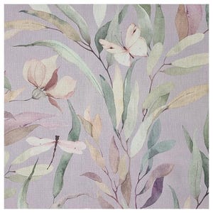 Könnte beinhalten: Ein Aquarellmuster mit zarten rosa Blüten, Schmetterlingen und Libellen auf einem hellvioletten Hintergrund. Das Design erinnert an eine botanische Illustration und zeigt eine Vielzahl von Blättern in Grün-, Gelb- und Violetttönen.