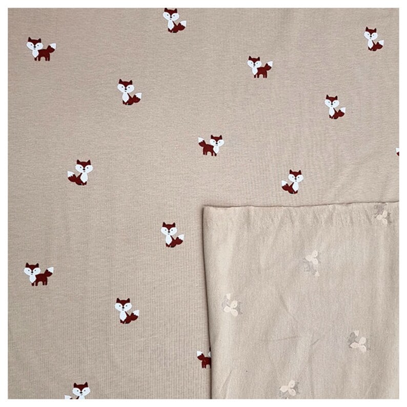 Pu&ograve; includere: Tessuto beige con un motivo ripetuto di piccole volpi rosse. Il tessuto &egrave; piegato a met&agrave;, con il lato a motivi rivolto verso l'alto.