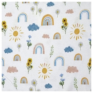 Può includere: Un tessuto bianco con un motivo ripetitivo di arcobaleni, soli, nuvole e fiori. Gli arcobaleni sono multicolori con un contorno marrone. I soli sono gialli con un contorno giallo. Le nuvole sono blu e rosa. I fiori sono gialli e blu.