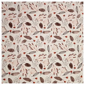 Könnte beinhalten: Ein nahtloses Muster mit einem sich wiederholenden Design aus stilisierten Blättern und Blüten in Braun-, Orange- und Weißtönen auf cremefarbenem Hintergrund.