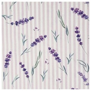 Könnte beinhalten: Weißer Stoff mit lila Lavendelblüten und dünnen rosa Streifen. Der Stoff hat einen Aquarell-Look.