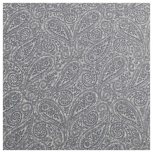 Peut inclure: Un tissu à motif paisley gris et blanc avec une texture subtile.