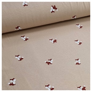 Pu&ograve; includere: Tessuto beige con un motivo ripetitivo di volpi marroni. Le volpi sono rivolte a destra e hanno accenti bianchi sul viso e sulla coda.