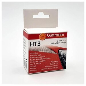 Könnte beinhalten: Eine rot-weiße Schachtel mit dem Text "HT3" und "Gütermann creativ" darauf. Die Schachtel enthält eine Rolle Bügelvlies zum Säumen, die 3 cm x 10 Meter (1,18 Zoll x 10,94 Yards) groß ist. Die Schachtel enthält auch Text in mehreren Sprachen, darunter Englisch, Deutsch, Italienisch, Spanisch und Polnisch.
