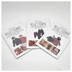 Può includere: Tre modelli di cucito per abbigliamento per tutte le stagioni. I modelli sono per una giacca, un pantalone e un'altra giacca. I modelli sono stampati su carta bianca con testo nero e immagini dei capi finiti.