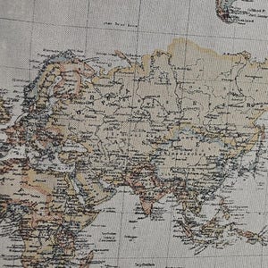 Könnte beinhalten: Eine detaillierte Weltkarte im Vintage-Stil, die Kontinente und Länder in Braun-, Beige- und Beigetönen zeigt. Die Karte enthält komplizierte geografische Details und Textbeschriftungen auf einem strukturierten, neutralen Hintergrund.