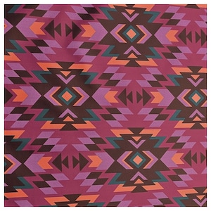 Può includere: Primo piano di un tessuto con un motivo geometrico nei toni del bordeaux, viola, arancione, verde acqua e marrone. Il design presenta forme a diamante, freccia e zigzag, creando un'estetica sud-occidentale o tribale.