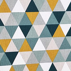 Könnte beinhalten: Abstraktes geometrisches Muster mit Dreiecken in Türkis, Senfgelb, Grau und Weiß. Das sich wiederholende Muster erzeugt ein modernes Design. Die Dreiecke sind in einem Parkettmuster angeordnet.