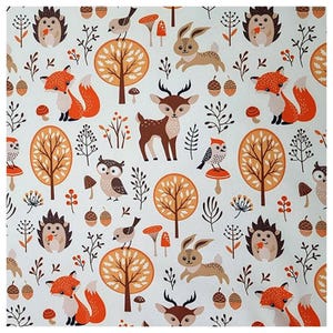Könnte beinhalten: Ein sich wiederholendes Muster mit Waldtieren und Blättern auf hellblauem Hintergrund. Das Design umfasst Füchse, Hirsche, Kaninchen, Igel, Eulen, Vögel, Bäume, Pilze und Eicheln in Braun-, Orange- und Weißtönen.