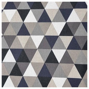 Könnte beinhalten: Ein Stoff mit geometrischem Muster mit einem sich wiederholenden Muster aus Dreiecken in Grautönen, Schwarz und Weiß.