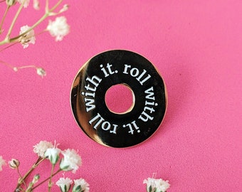 Roll With It Emaille Pin, Positieve Geschenken, Geschenken voor geestelijke gezondheid,