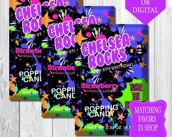 Könnte beinhalten: Drei bunte Party-Geschenkbeutel mit schwarzem Hintergrund und neonfarbenen Spritzern in Grün, Pink und Blau. Die Beutel zeigen den Text "Chelsea Rocks" mit einem Stern und den Worten "Happy 8th Birthday!" Die Beutel zeigen auch den Text "Erdbeere" und "Knisterbonbons" mit einem Nettogewicht von 0,33 oz (9,5 g).