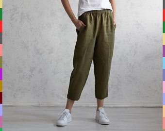 100% Italienisches Leinen. Schmal zulaufende Hose aus Leinen. Knöchel Hose. Elastische Taille. Abgeschnitten.