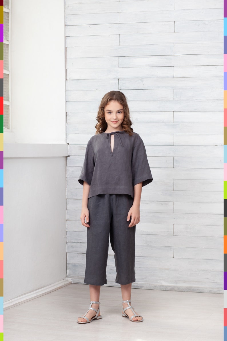 Chemise grise pour enfants. Haut simple pour fille. Haut minimaliste pour enfants. Linge de maison italien. 100 % pur lin Italie image 1