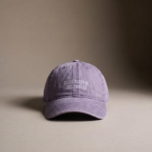 Więcej fantazji, mniej rzeczywistości – haftowany kapelusz | Romantasy Reader, Book Club, Bookish Merch