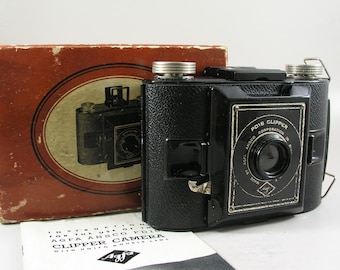Cámara Clipper AGFA PD16 con caja original y manual para exhibición.