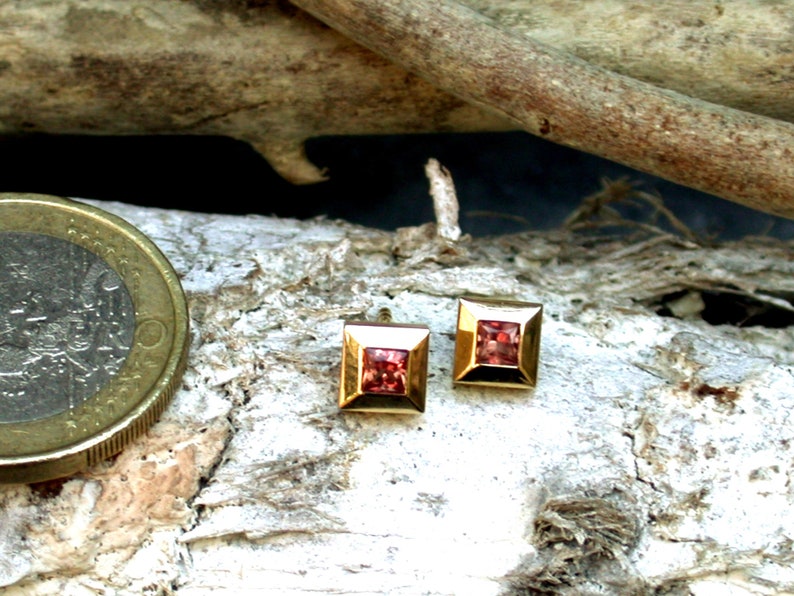 QUADRAT Saphir-Ohrstecker, rot, 750 er Gold, 18 ct Gelbgold Bild 1