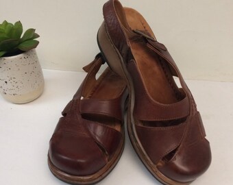 dansko closed toe sandals