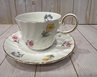 Vintage Heirloom England Floral Bone China Tasse und Untertasse