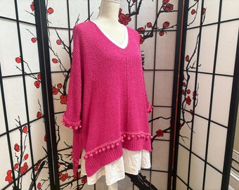 Różowy sweter-tunika oversize z pomponami i frędzlami