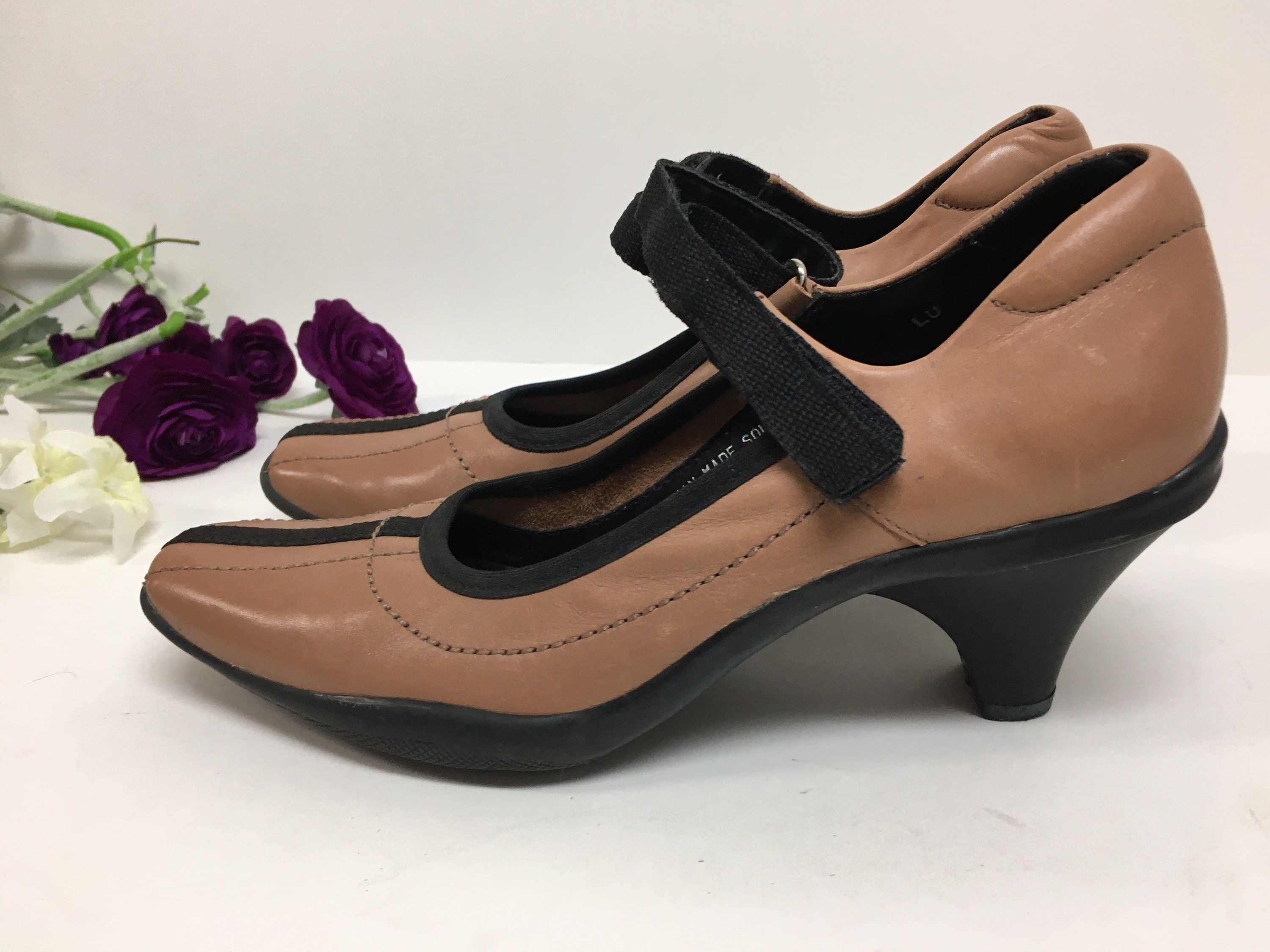 Two tone top mary jane pumps
