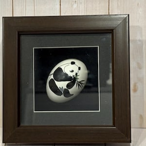 Puede incluir: Un juego de tres tazas de cerámica con un acabado mate moteado. Las tazas son de color crema, marrón claro y marrón oscuro. Cada taza tiene un diseño simple y minimalista y un asa redondeada.