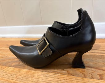 Botas pretas de bico fino com fivela decorativa e salto carretel / Botas estilo bruxa, tamanho 9