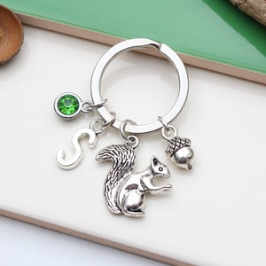 Gepersonaliseerde schattige sleutelhanger eekhoorn en eikel - cadeau voor natuurliefhebber. Dieren sleutelhanger. Cadeaus met natuurthema.