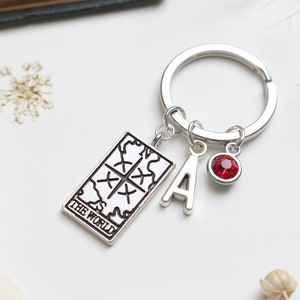 De World Tarot Card Gepersonaliseerde sleutelhanger - Whimsigoth. Heksachtige accessoires. Hemelse sleutelhanger.