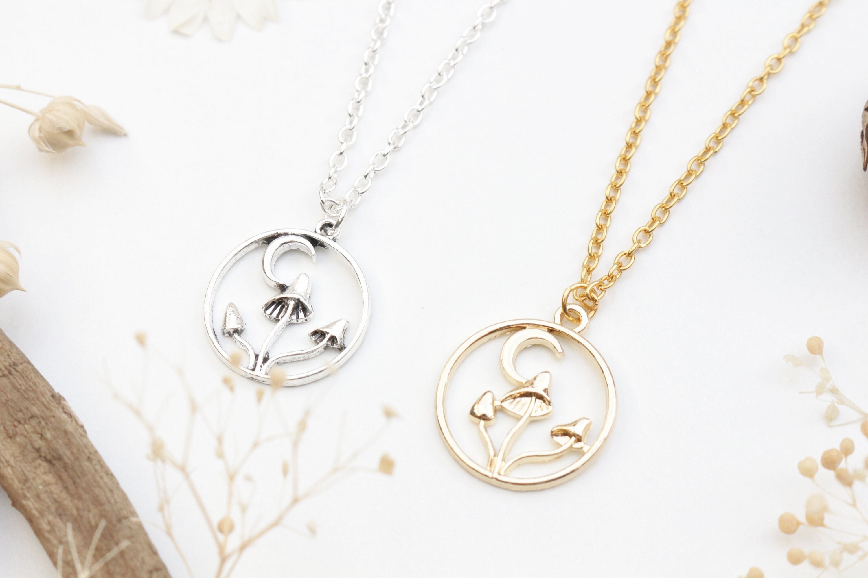 Ketting paddenstoel onder maansikkel - Fairycore Jewellery. Bosketting.