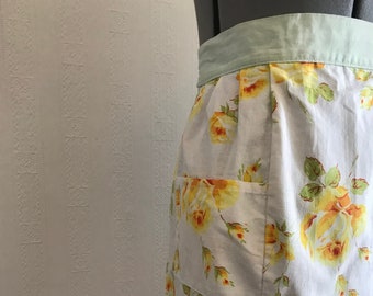 1930s apron with yellow roses and pockets, one size