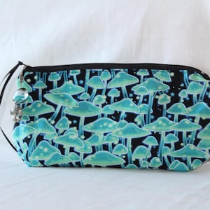 Federmäppchen / Schlampermäppchen / Kosmetiktasche/Fluoreszierend/ Unikat/ Handmade " MUSHROOMS "