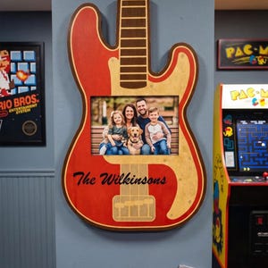 Marco de fotos de guitarra personalizado con nombre/texto / Decoración de pared personalizada para sala de música / Exhibidor de fotos de guitarra de madera / Regalo para músicos (para él/ella)