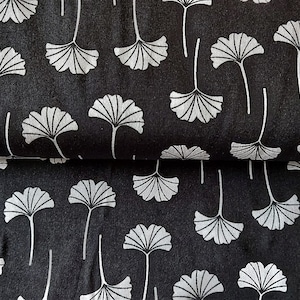 Könnte beinhalten: Schwarzer Stoff mit einem weißen Ginkgoblatt-Muster.