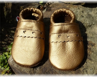 Krabbelschuhe, Babyschuhe , Lederpuschen Sale !! Einzelstück !!!Baby Krabbelschuhe Lauflernschuhe  mit Lochmuster Herze Gr. 18