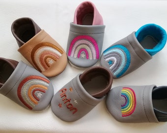 Babyschuhe Krabbelschuhe  Hausschuhe Regenbogen mit Namen verschiedene Farben möglich