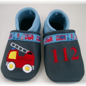 Lederpuschen/Krabbelschuhe  Feuerwehr Leiterwagen 112 mit Webband