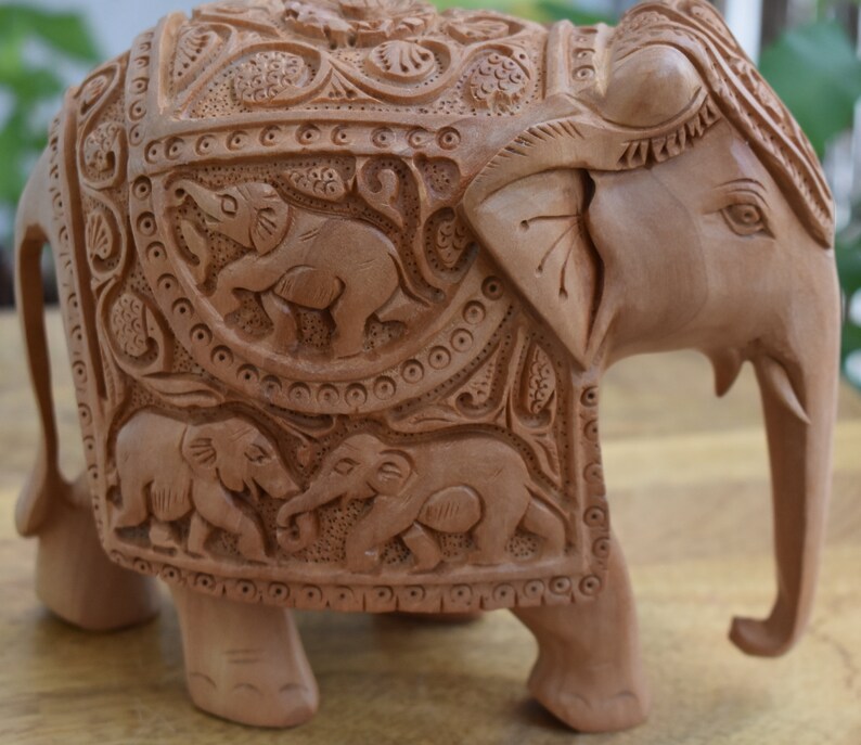 Figurine Éléphant en résine aspect bois sculpté et patiné 30 cm Figurine Éléphant en résine aspect bois sculpté et patiné 30 cm
