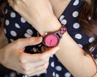 Gravierte Zebranoholz Damenuhr mit schwarzem Zifferblatt, personalisierte Holz Uhr(W143)