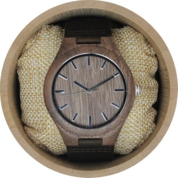 Montre homme en noyer gravé avec bracelet en cuir noir et cadran en noyer, montre en bois, montre en bois personnalisée, montre homme,(W009)