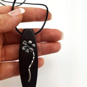 彫刻木製ネックレス、パーソナライズ木製ネックレス、ユニークな木製ペンダント、木製ネックレス、木製ネックレス、ネックレス、女性用ネックレス、彫刻ネックレス