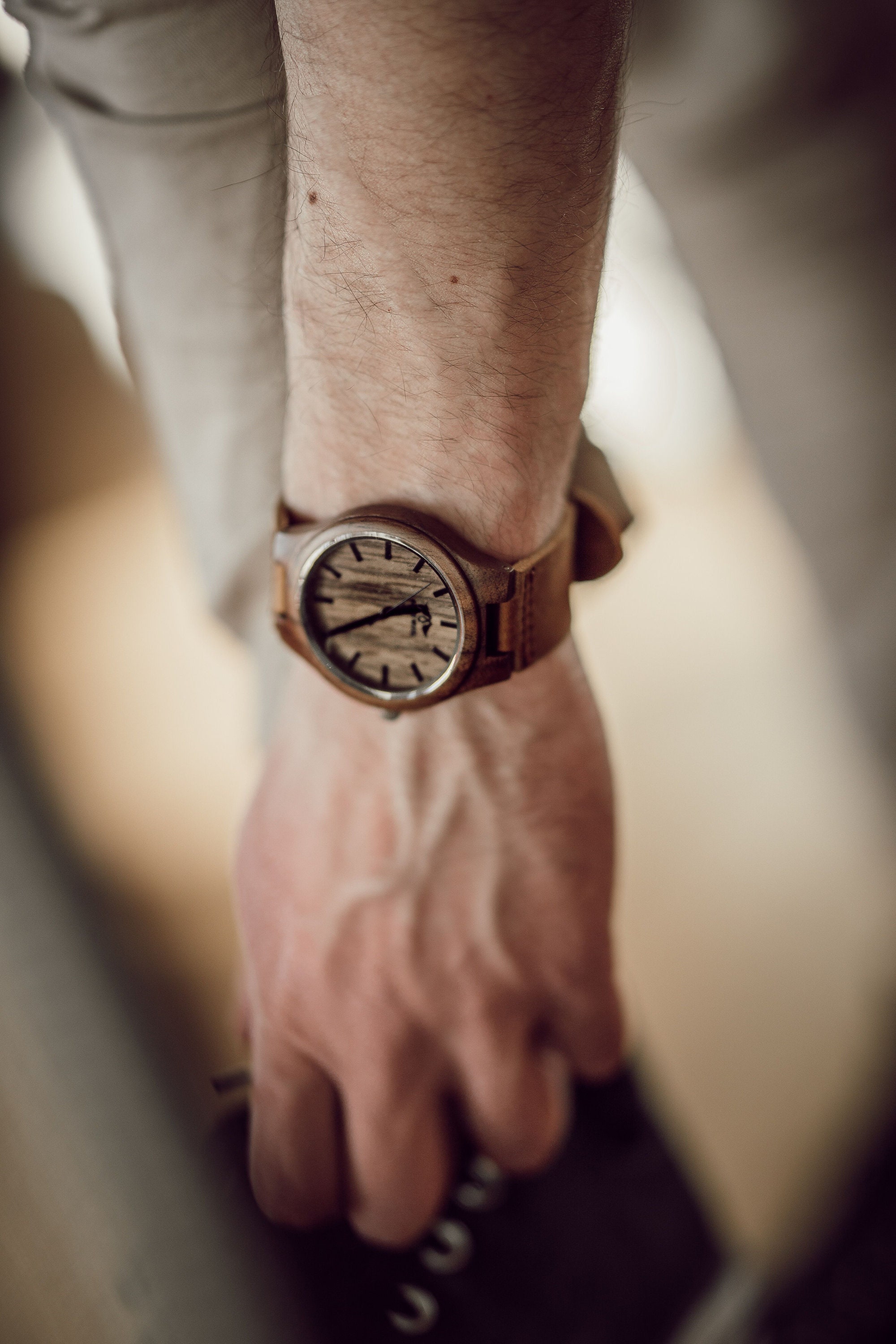 Montre homme en noyer gravé avec cadran en noyer et bracelet en cuir, montre en bois, montre pour homme, montre, montre personnalisée(W099)
