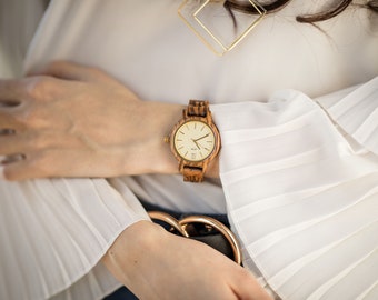 Montre pour femme zebrawood gravée avec cadran et marqueurs dorés, montre pour femme en bois, montre pour femme, montre (W045)