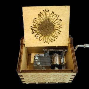 Engraved Music Box Gift for Daughter, Hand Crank Wooden Musical Boxes to Daughter from Mom Girls Birthady, Melody You are My Sunshine
