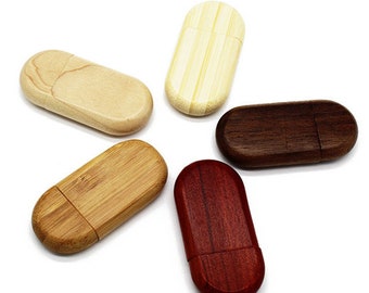 Puede incluir: Cinco unidades flash USB de madera en diferentes acabados de madera: natural, marrón claro, marrón oscuro y rojo. Las unidades son de forma ovalada y tienen un acabado liso y pulido.